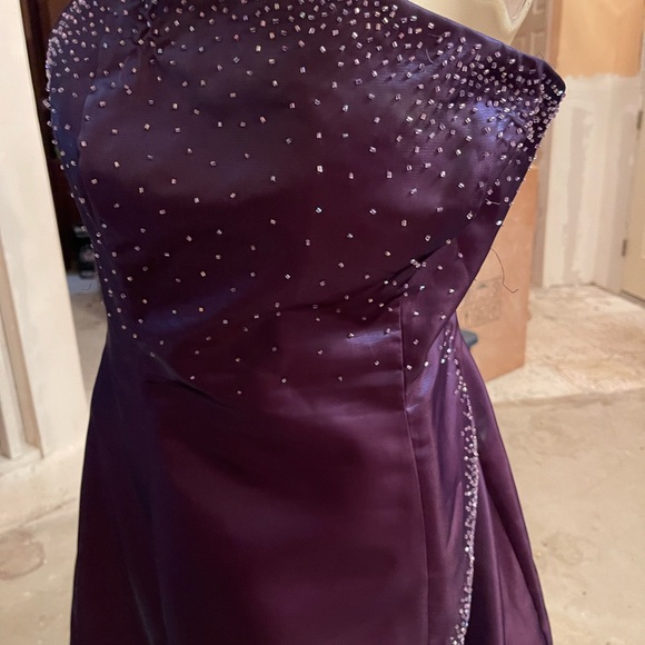 Beautiful satin gown with silver sequins. Lined. Prom weddings, galas, etc. - Picture 3 of 5